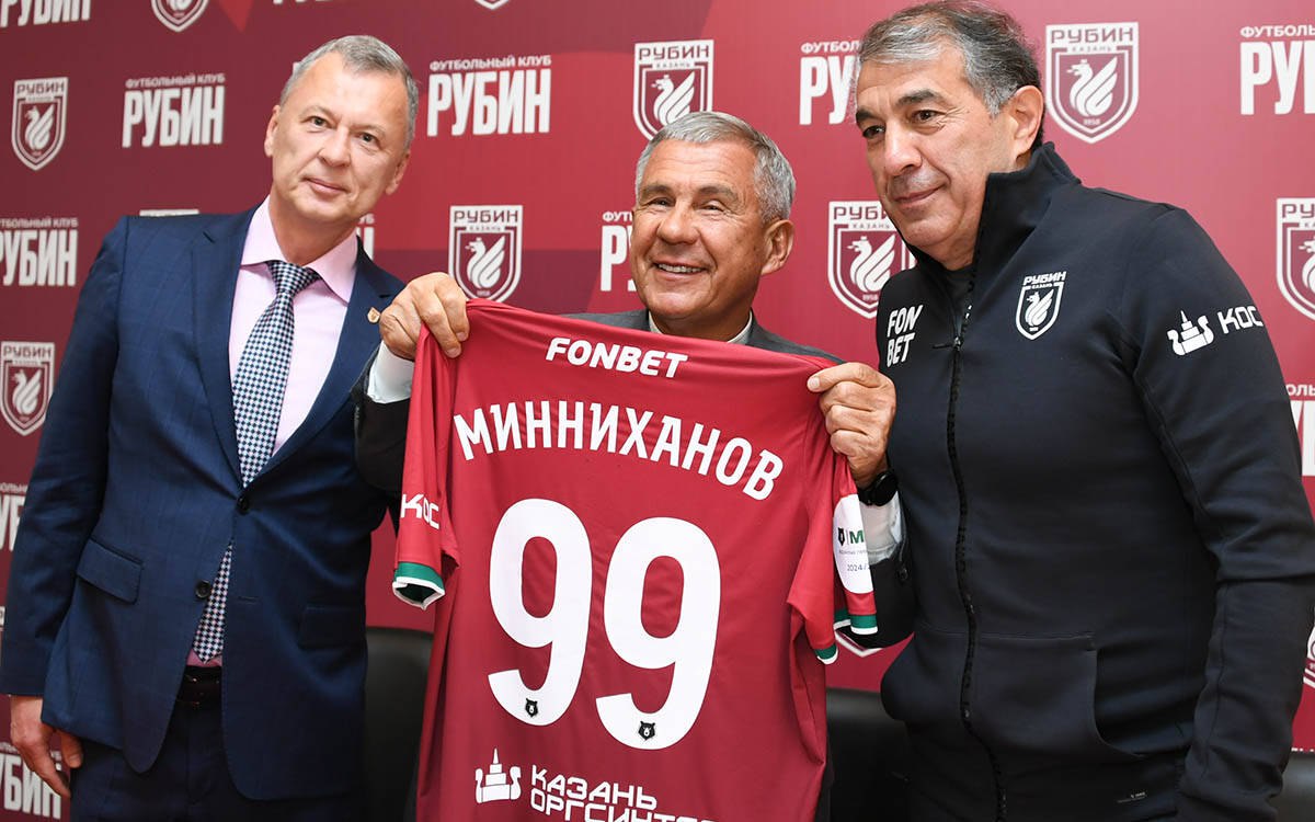 «Рубин» в фаворе, «Ак Барс» – №1: кто помогает Минниханову развивать спорт в Татарстане Рустам Минниханов накануне провел третью предсезонную встречу с казанским «Рубином», начиная с 2023 года. Какие взаимоотношения у Раиса Татарстана с футбольной командой, хоккейным «Ак Барсом» и другими ведущими клубами республики, а также структура симбиоза власти, бизнеса и спорта в Татарстане – в материале «ТИ-Спорта». Читать полностью