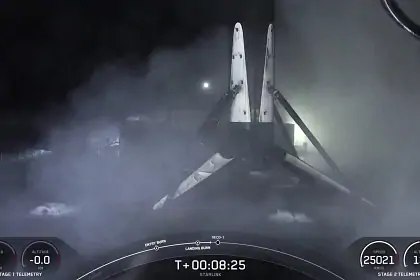 SpaceX установила причину потери первой ступени Falcon 9  Первая ступень ракеты Falcon 9 с номером B1086 была утеряна из-за утечки топлива. Причину инцидента, произошедшего 2 марта, установила компания SpaceX. Об этом сообщает издание SpaceNews. Согласно трансляции посадки ступени, организованной компанией 2 марта, в ходе миссии Starlink 12-20 ускоритель с номером B1086 успешно сел на морскую платформу Just Read the Instructions примерно через 8 минут и 15 секунд после старта. Тем не менее в своем заявлении 3 марта SpaceX сообщила, что первая ступень носителя была утеряна из-за пожара. Как позднее заявил вице-президент по надежности сборки и полетов SpaceX Билл Герстенмайер, примерно через 85 секунд после старта в одном из девяти двигателей первой ступени началась утечка топлива, а через 45 секунд после посадки ступени оно вступило в контакт с кислородом. В настоящее время инженеры продолжают работать над определением конкретного источника утечки.