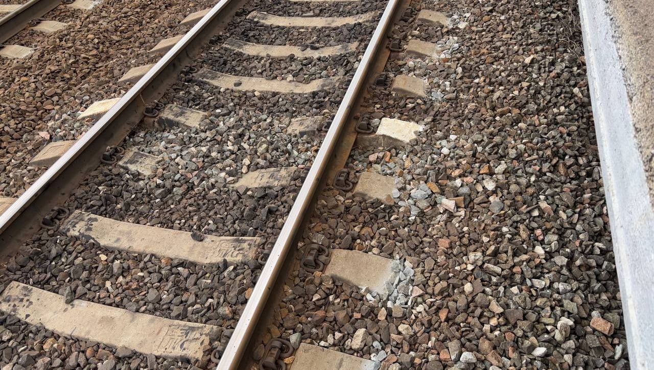 Обломки БПЛА упали на ж д пути в одном из районов Воронежской области В результате ЧП задерживались несколько пассажирских и грузовых поездов следовавших в южном направлении Движение уже восстановлено Также при падении обломков в пригороде Воронежа повреждено остекление двух хозпостроек Минувшей ночью 10 БПЛА были сбиты над шестью районами и одним городом области vrn aif ru incidents details voronezhskiy gubernator rasskazal podrobnosti otrazheniya nochnoy ataki 10 bpla aifvrn