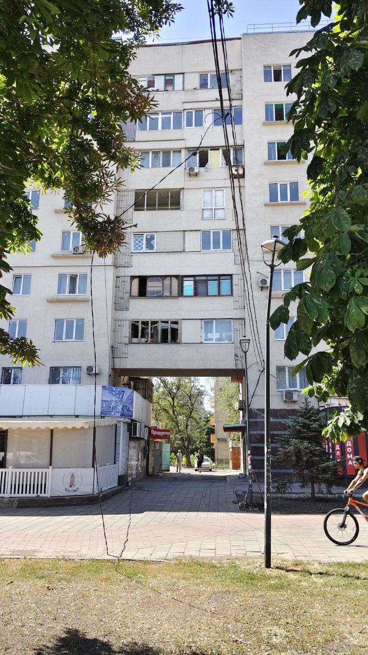 «Мариупольгорсвет» заменяет старые электроопоры на улицах города С улиц Гранитной, Гайдара и Заозерной сотрудники предприятия убрали 13 старых железобетонных конструкций. Также 28 июля по всему городу специалисты провели масштабные работы по демонтажу оборудования. В частности, на улицах Гагарина, Заозерной и Владимирской, в проездах Садковом и Ровном, на проспекте Победы энергетики демонтировали 29 вышедших из строя светильников. А на проспектах Ленина, Металлургов и улице 130-й Таганрогской дивизии сняли с опор 66 баннеров. Вместе с этими работами по разным адресам специалисты проверили шкафы управления освещением, выполнили ревизию уличных фонарей, на 500 метрах сетей устранили причины короткого замыкания и освободили 200 метров воздушных линий от аварийно-опасных веток деревьев.