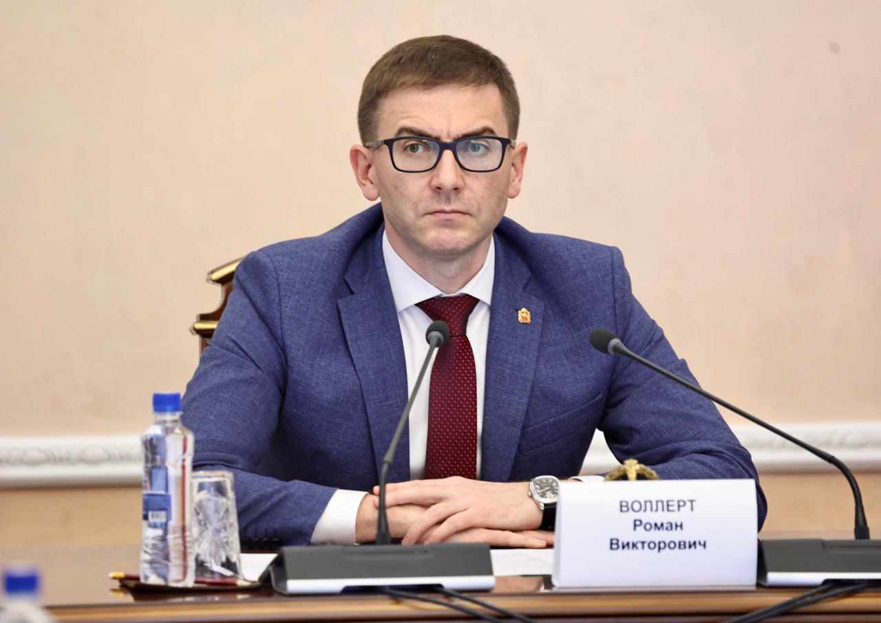 Вице губернатор Воллерт отметил практикоориентированность проекта Герои Южного Урала Летом прошлого года в Челябинской области по инициативе губернатора Алексея Текслера была запущена образовательная программа для ветеранов СВО под названием Герои Южного Урала Обучение бойцов продлится ровно год За это время военнослужащие освоят теоретические знания и получат практический опыт в ходе стажировок По итогам всем им будет выдан диплом о переквалификации Как отметил вице губернатор Челябинской области Роман Воллерт структура программы Герои Южного Урала построена таким образом что ветераны смогли прочувствовать дух муниципальной и государственной службы Кроме того проект направлен на то чтобы максимально полно познакомить бойцов СВО не только с возможностями которые даёт управленческая карьера но и с возможными ограничениями и запретами Ребята уже несколько по другому более трезво смотрят И те кто по настоящему себя видят и хотят реализовывать себя на государственной и муниципальной службе мы конечно тем будем максимально помогать подчеркнул Воллерт eugenejut