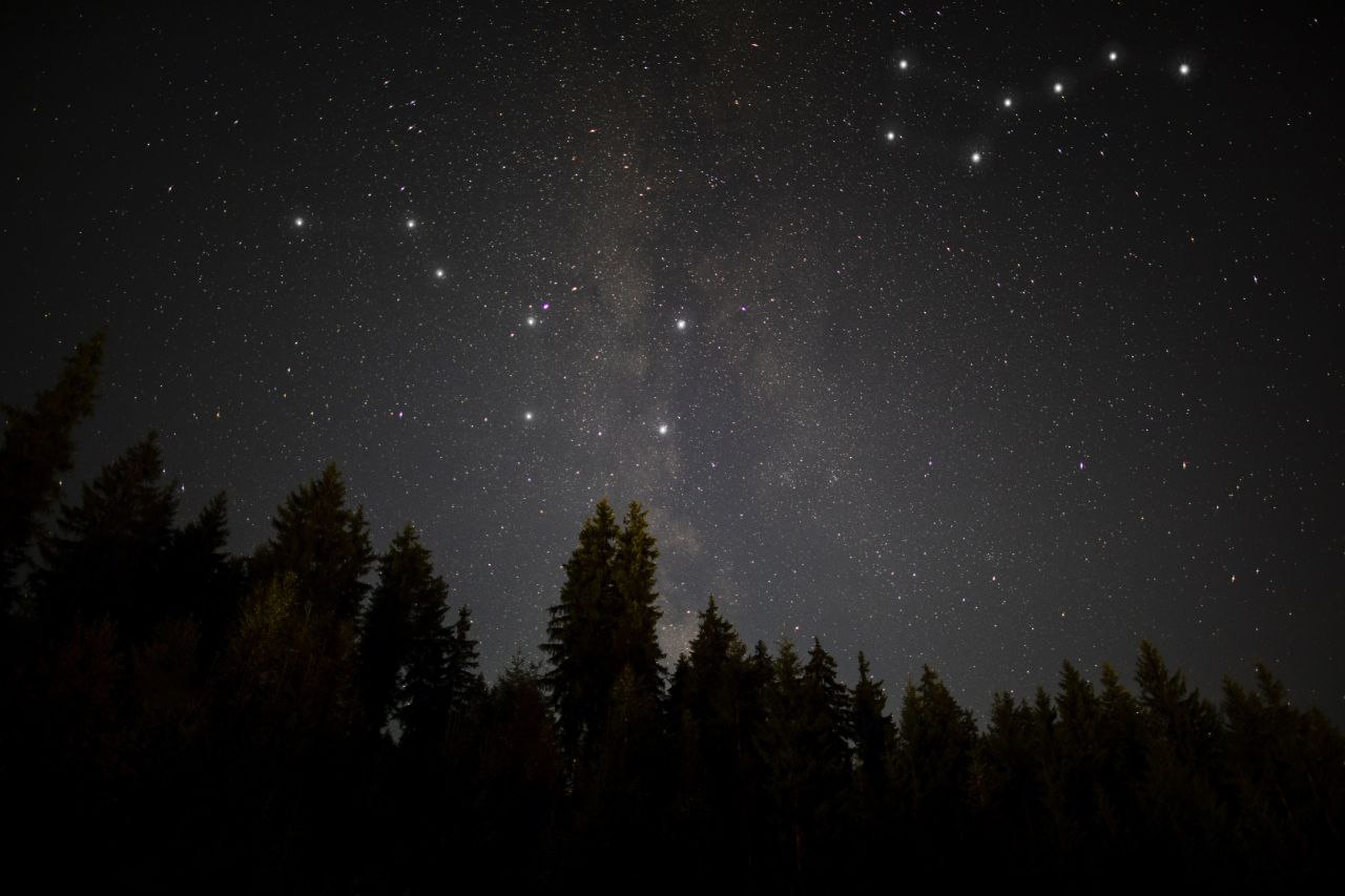 В ноябре 2025 года жителей Краснодарского края ждут яркие астрономические явления Главными событиями станут суперлуние года и звездопад Леониды По информации Московского планетария суперлуние произойдет 5 ноября Фаза полнолуния наступит в 16 20 а на минимальное расстояние к Земле 356 832 километра Луна подойдет 6 ноября в 01 30 Разница между этими событиями составит чуть более 9 часов Метеорный поток Леониды будет активен с 6 по 30 ноября Его пик ожидается в ночь на 18 ноября когда можно будет увидеть до 15 ярких белых метеоров в час Поток порожден кометой Темпеля Туттля Условия для наблюдений в 2025 году прогнозируются благоприятными Югополис Прислать фото или видео