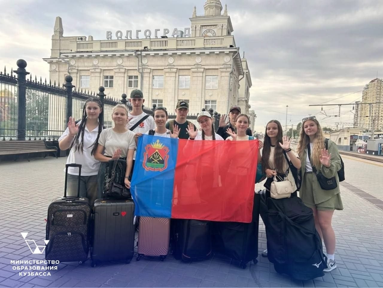 Юные патриоты из Кузбасса — участники военно-исторического лагеря «Страна Героев»    Сегодня на базе оборонно-спортивного лагеря «Авангард» в Волгоградской области стартовала профильная смена для активистов юнармейских и поисковых объединений. Среди них и 10 ребят из Кузбасса.   На протяжении двух недель участники будут осваивать дополнительную общеразвивающую программу, которая включает модули:   Военная история России,   Социальное проектирование,   Физическая подготовка и спорт,  Шахматный клуб.   Ребят также ждут курсы тематических направлений: «Защитники», «Хранители Истории», «Медиа Победы» или «Волонтёры Победы».     Опытные инструкторы научат школьников работать в команде, преодолевать страх и сомнения, развивать ораторское мастерство и проявлять лидерские качества.     Отметим, в этом году «Страна Героев» включена в федеральный проект «Семейные ценности и инфраструктура культуры» нацпроекта «Семья».