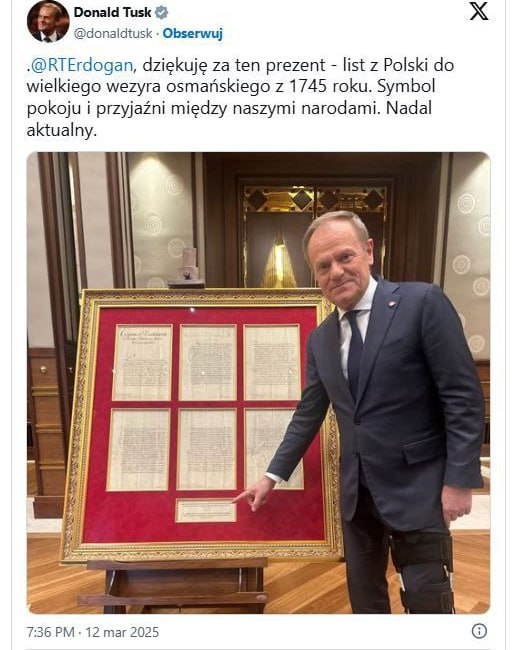 Премьер-министру Польши Дональду Туску грозит уголовное дело из-за незадекларированного подарка, полученного от турецкого президента Реджепа Тайипа Эрдогана. Об этом сообщает издание Rzeczpospolita. Предметом разбирательства стала уникальная историческая реликвия – письмо польского канцлера Андрея Залуского великому визирю Османской империи, датированное 1745 годом. Этот артефакт был запечатлен самим Туском на фотографии в его аккаунте в социальной сети X, что, собственно, и послужило отправной точкой для скандала. #Туск #Скандал #Польша #Эрдоган #подарок #письмо TrueBY news