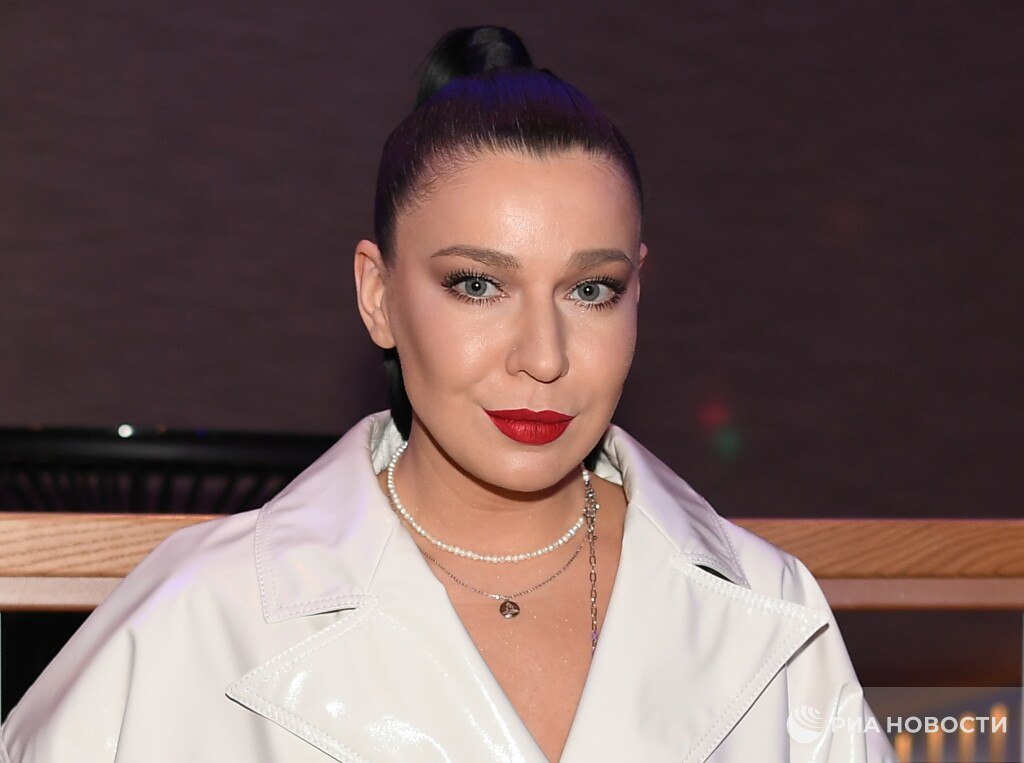 Певица Елка отказалась от украинского гражданства и получила паспорт России Она оформила документы незадолго до своей свадьбы с певцом Рожденом Ануси Как пишет Life ранее у нее возникли проблемы с бизнесом в России из за паспорта Украины Подписаться на РИА Новости