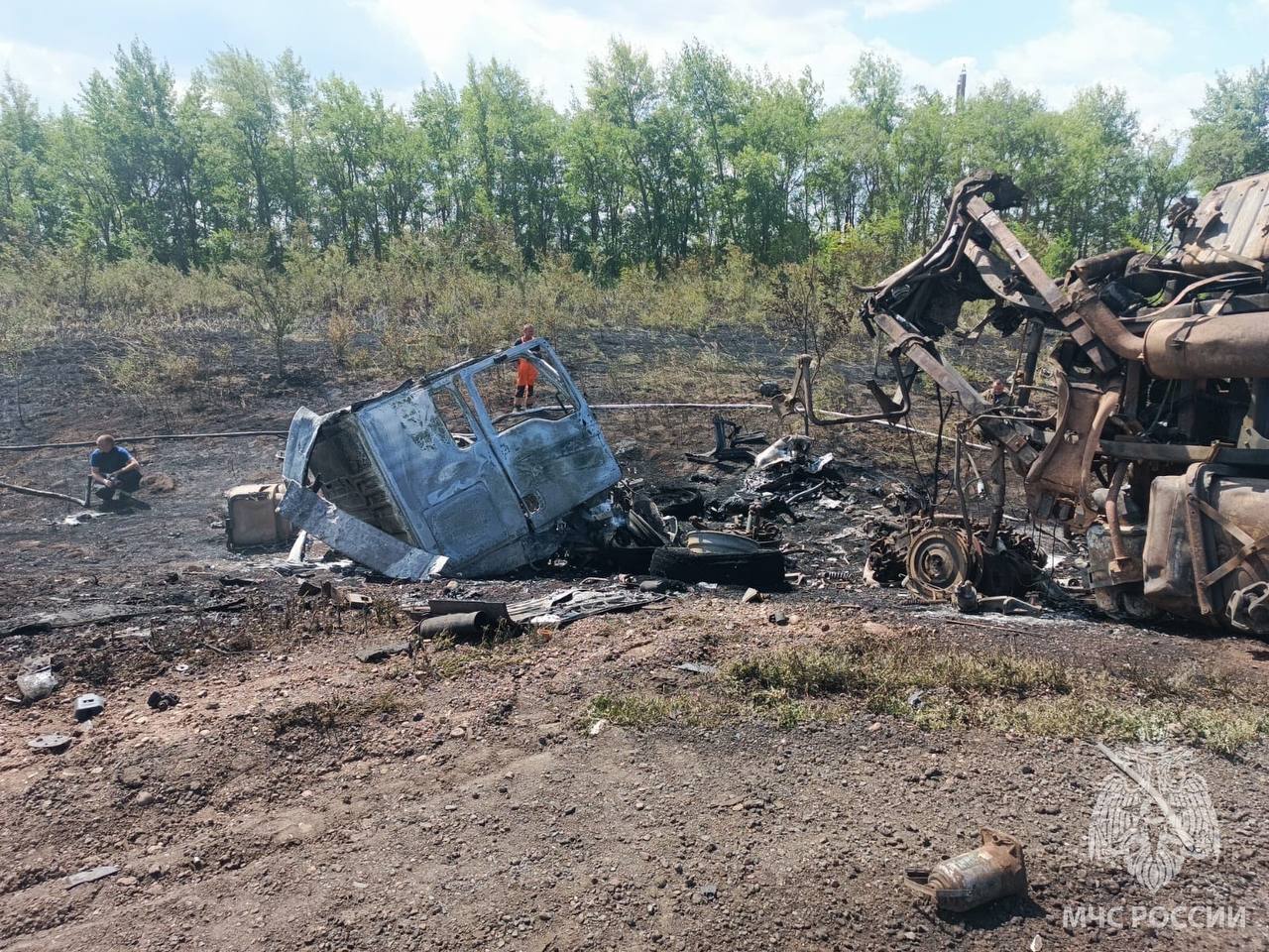 Два человека погибли в аварии возле Сорочинска Сведения МЧС предварительные. По данным ведомства, на 255 км трассы М-5 «Урал» столкнулись грузовой, легковой автомобили и бензовоз. Горели кабина автоцистерны, грузовик и трава вокруг. Информация о пострадавших уточняется. Оренбуржье
