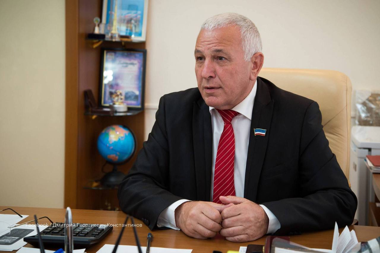 Сегодня экс спикер Народного собрания Гагаузии Дмитрий Константинов узнает приговор по делу о коррупции Прокуроры требуют для него 13 лет тюрьмы По версии следствия работая директором фирмы в Комрате с 2017 по 2020 год он выводил деньги на счета компании своего сына и заключал фиктивные контракты Это привело предприятие к банкротству и нанесло ущерб в 46 миллионов леев