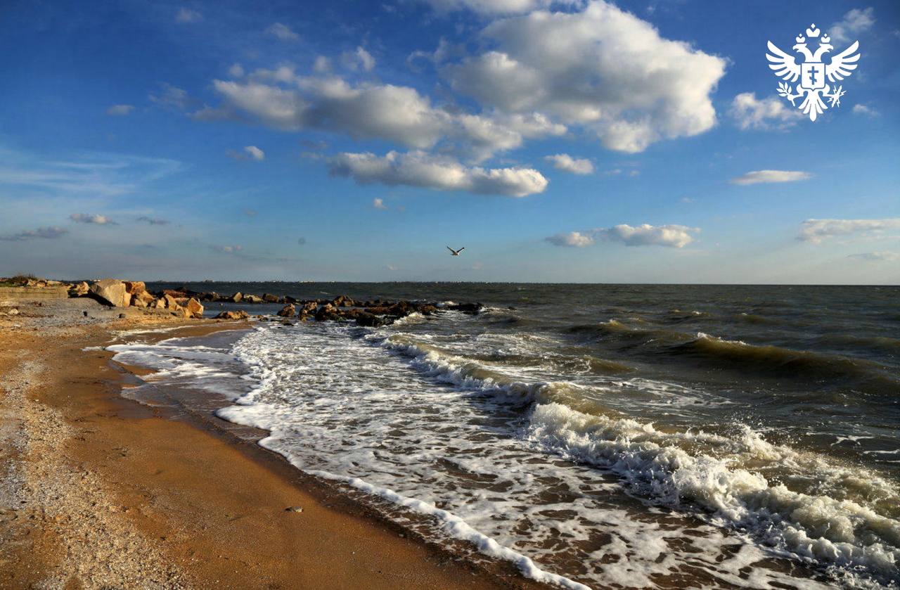 Прибрежные территории ДНР Запорожской и Херсонской областей объединят единым круизным маршрутом Единый институт пространственного планирования ЕИПП России выступил с инициативой по созданию нового водного туристического маршрута который интегрирует прибрежные территории Донецкой Народной Республики Запорожской и Херсонской областей Согласно проекту маршрут соединит Новоазовский Мангушский и Мариупольский округа ДНР города Бердянск и Приморск Приазовский округ Запорожской области и Генический округ Херсонской области В перспективе его планируется продлить до Крымского полуострова Такое географическое преимущество обеспечит синергетический эффект способствуя продвижению туристического потенциала и укреплению имиджа всего Азово Черноморского региона сообщили в институте Реализация проекта предусматривает комплексное развитие инфраструктуры включая модернизацию портов организацию внутренних и международных перевозок создание новых рабочих мест и повышение инвестиционной привлекательности указанных территорий Сайт ВК ОК MAX Администрация Херсонская область VGA Kherson SALDO VGA