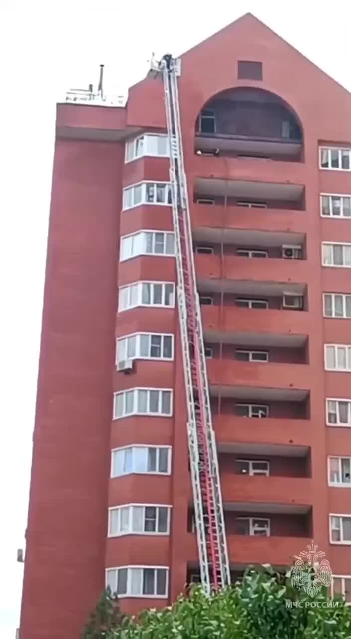 Пожар на крыше многоэтажного дома в Зеленограде