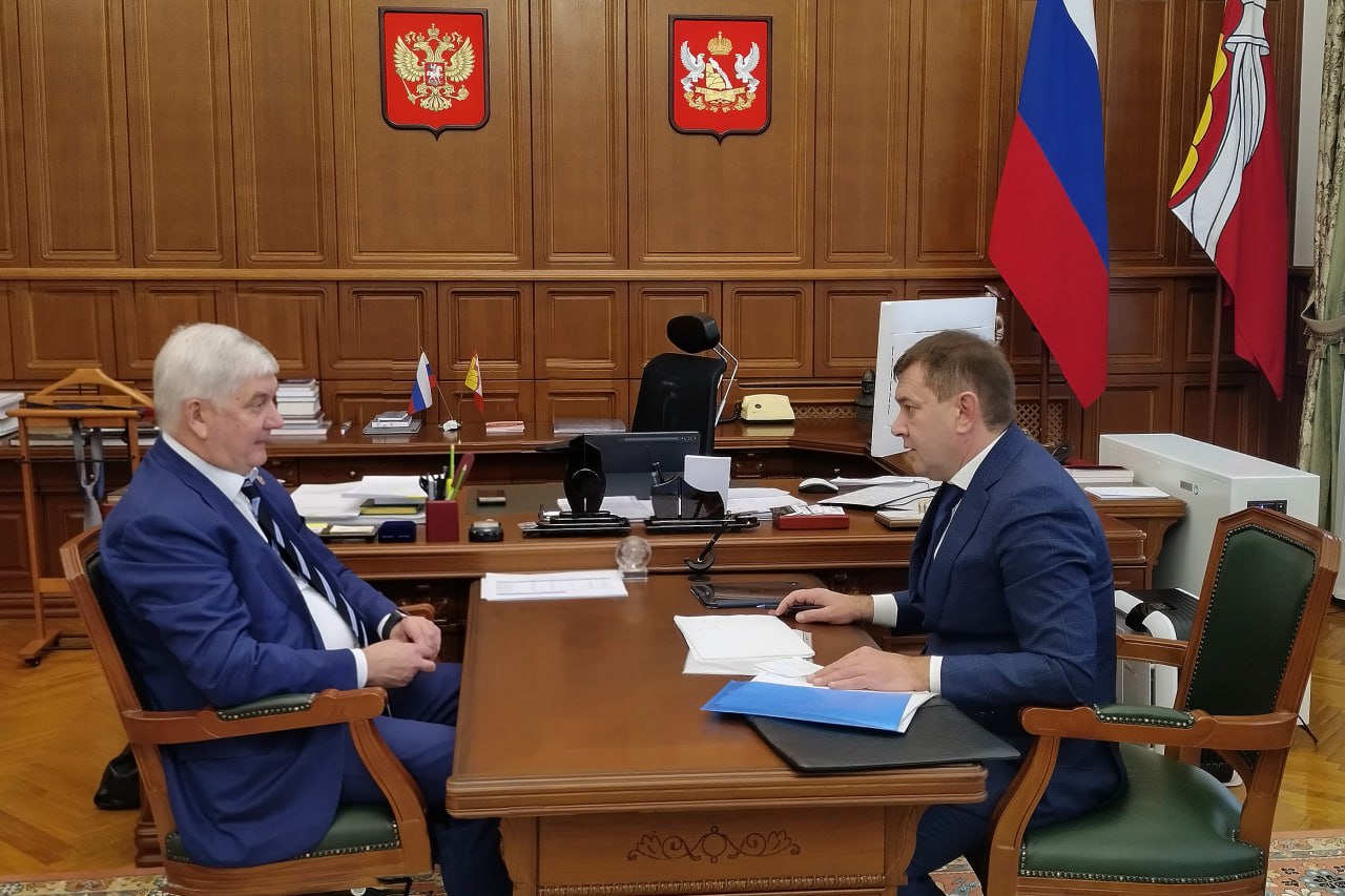 Александр Гусев встретился с Владимиром Нетесовым Губернатор Воронежской области Александр Гусев провел рабочую встречу с сенатором РФ Владимиром Нетесовым Главная тема как сделать взаимодействие региона и Совета Федерации ещё эффективнее Владимир Нетесов поделился результатами первого месяца работы в новом статусе и рассказал над какими вопросами будет работать дальше представляя интересы Воронежской области на федеральном уровне Кроме того сенатор рассказал о своем участии в церемонии награждения Дети герои которая прошла 31 октября в Совете Федерации Подробнее govvrn ru news 2025 11 05 10428 Правительство Воронежской области Подписаться на канал в МАХ