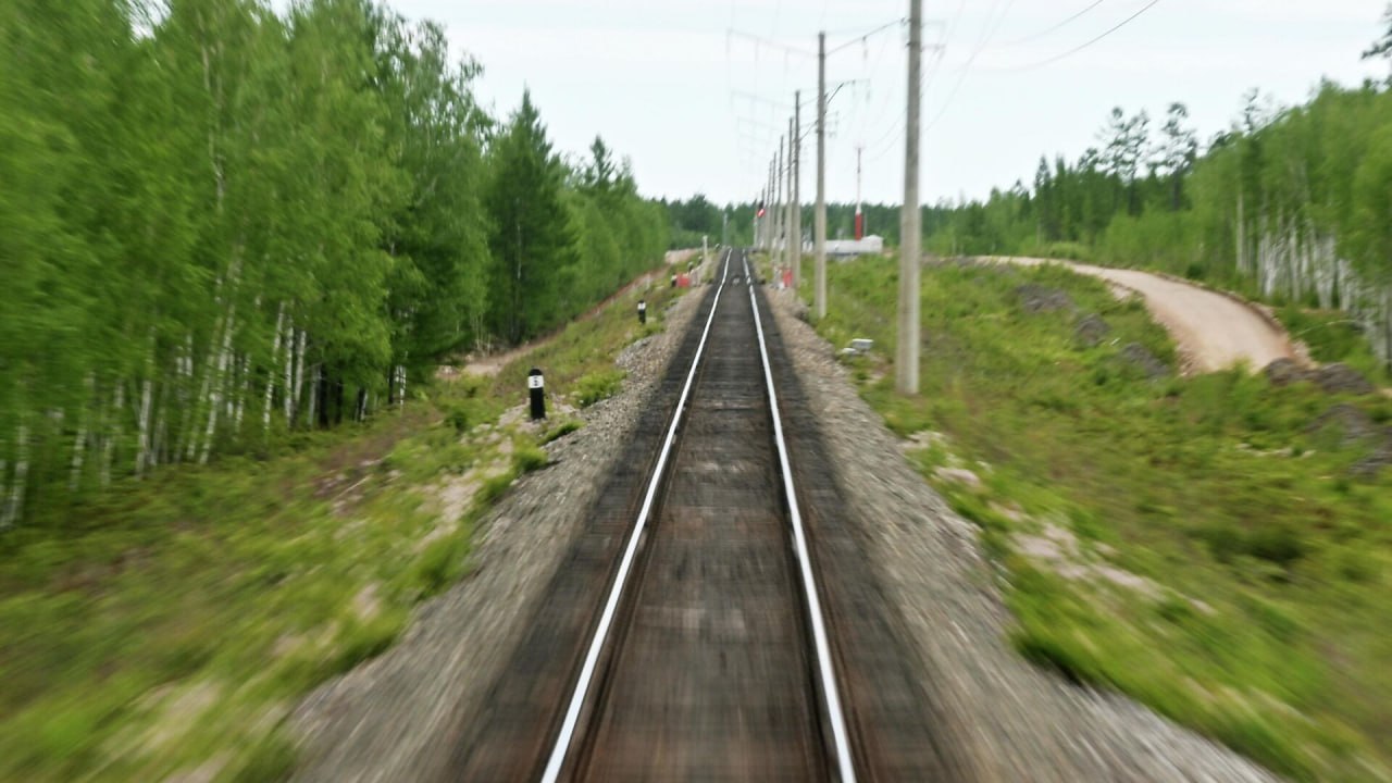 Восстановлено движение поездов на перегоне Поньга - Шастинский в Архангельской области, из-за повреждения на котором были задержаны три проезда Движение поездов по однопутному перегону Поньга – Шастинский Северной железной дороги восстановлено 2 августа в 2 часа 14 минут. Железнодорожники уложили более 100 метров пути. В работах были задействованы два восстановительных поезда, 25 единиц спецтехники, более 150 сотрудников железной дороги. Напомним, что 1 августа в 11:43 на этом перегоне произошел сход вагонов грузового поезда, опасных грузов в нем не было. Пострадавших нет. В результате происшествия были отменены три пригородных поезда и задержаны пассажирские поезда: № 183 Мурманск - Севастополь; № 143 Мурманск – Смоленск; № 144 Смоленск – Мурманск. Время задержки составил от 2 часов 15 минут до 7 часов 6 минут.