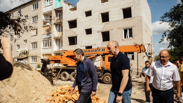 "Придётся немного потерпеть": Хинштейн осмотрел разрушения во Льгове Восстановление пострадавшей от агрессии ВСУ инфраструктуры обсудил врио губернатора Курской области Александр Хинштейн во время рабочей поездки в город Льгов. Об этом чиновник сообщил 11 августа в своём телеграм-канале