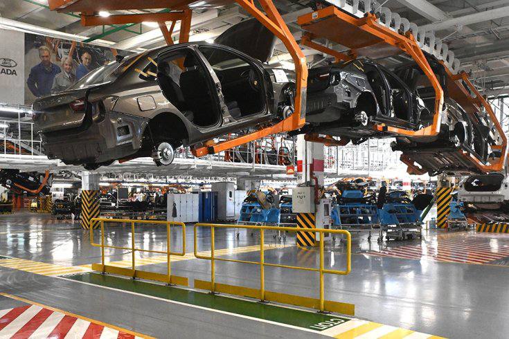 АвтоВАЗ официально сообщил о планах отменить четырехдневную рабочую неделю и вернуться к пятидневному графику с января 2026 года В компании объяснили это решение высоким производственным планом В этой связи заработная плата работников вернется к 100 процентным значениям График производства и сменность определяются на основе запроса рынка говорится в сообщении АвтоВАЗа поступившем в редакцию Российской газеты Отмечается также что не предусматривается никаких сокращений прием на работу новых кадров по прежнему осуществляется а количество уволившихся по собственному желанию сокращается по сравнению с предыдущими месяцами  АвтоВАЗ из за снижения объемов рынка новых автомобилей перешел на сокращенную рабочую неделю с 29 сентября 2025 года Фото Михаил Воскресенский РИА Новости