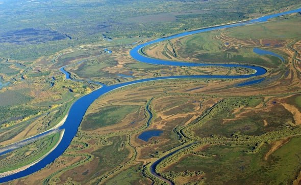 Отделение наук о Земле Российской академии наук ОНЗ РАН проработает научную составляющую проекта по переброске речного стока сибирской реки Оби в Узбекистан рассказал РБК научный директор Института водных проблем РАН Виктор Данилов Данильян Такое решение было принято на октябрьском заседании научного совета ОНЗ РАН Водные ресурсы суши Ученые в рамках работы изучат проблемы стратегического планирования водной отрасли России Наиболее перспективными проектами участники заседания признали перераспределение части стока реки Оби в Аральский регион высохшее Аральское море на границе Узбекистана и Казахстана РБК и рек Печоры и Северной Двины в бассейн реки Волги и далее в Приазовье Идея поворота сибирских рек не нова Аналогичный проект пытались реализовать еще в 1970 е Но в отличие от несостоявшегося советского проекта строительства открытого канала ученые РАН обсудили создание закрытой трубопроводной системы из полимерных труб Как может быть реализован проект и сколько он стоит в материале РБК Фото Сергей Фомин Global Look Press Самые важные новости в телеграм канале РБК