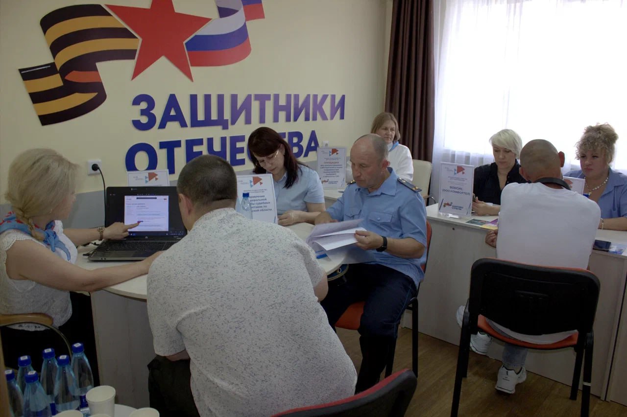 Более 100 рабочих мест предложили ветеранам СВО на специальной ярмарке вакансий в Орле. Сегодня прошла первая специализированная ярмарка трудоустройства для участников специальной военной операции. Более двух десятков ветеранов СВО смогли лично пообщаться с представителями заводов и организаций региона. Мероприятие организовал Кадровый центр Орловской области и фонд «Защитники Отечества». Участники ярмарки получили консультации по составлению резюме, подготовке к переговорам с работодателями и возможностям переобучения. Кроме того, для компаний работала отдельная площадка с информацией о мерах поддержки при трудоустройстве ветеранов. Как отметили в кадровом центре региона, все пришедшие на ярмарку соискатели получили предложения о работе. Фото: Орловского филиала Фонда "Защитники Отечества"
