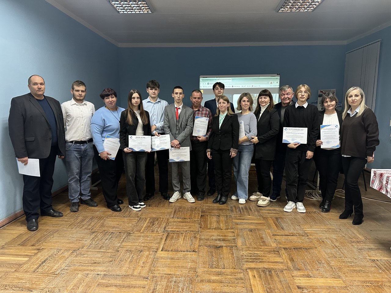 В Министерстве просвещения подвели итоги республиканской научно практической конференции Агротехнологии Приднестровья традиции инновации будущее для обучающихся техникумов и колледжей Победителями стали две студентки Тираспольского аграрно технического колледжа им М В Фрунзе Милена Свистунова и Дарья Фурман Второе место заняла Светлана Карлик из Рыбницкого политехнического техникума а третье Дмитрий Климчук из того же Тираспольского аграрно технического колледжа Участники представляли проекты по современным агротехнологиям цифровизации агрономии и агробизнесу НашиПобедители CПО Министерство просвещения