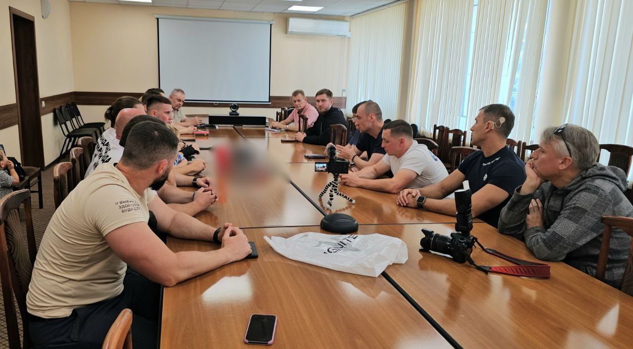 В Серпухове ведётся активная борьба с вредными привычками. Общероссийское общественное движение «Здоровое Отечество» провело совместное совещание с представителями администрации Городского округа Серпухов, органов внутренних дел, духовенства, представителями Комиссии по делам несовершеннолетних и комитетом по образованию. Встреча была посвящена обсуждению и выработке совместной стратегии по борьбе с незаконной продажей никотинсодержащей продукции, в том числе несовершеннолетним. Участники обсудили важность совместных мероприятий по проверке точек розничной торговли, где ранее общественниками «Здорового Отечества» были выявлены нарушения. — Нам крайне важна поддержка муниципальных властей. Встреча позволила нам получить разъяснения о том, как лучше осуществлять эту деятельность, чтобы наши рейды были максимально эффективными, — подчеркнул руководитель патриотических проектов движения «Здоровое Отечество» Сергей Ситников Активист движения «Здоровое Отечество» Артём Воронин поделился информацией о проделанной работе и достигнутых результатах. За последнее время провели ряд рейдов по торговым точкам Серпухова, выявляя факты незаконной продажи никотинсодержащейпродукции. Благодаря работе активистов многие продавцы начинают с уважением относиться к закону и соблюдать установленные правила. В ходе совещания были достигнуты следующие договоренности: – Совместные рейды: сотрудники внутренних дел и представители духовенства готовы участвовать в совместных рейдах с общественниками для выявления нарушений действующего законодательства; – Воспитание через спорт: в рамках работы КДН будет рассмотрена возможность привлечения ребят, состоящих на учете, к бесплатным тренировкам, чтобы вовлечь их в спорт и отвлечь от деструктивного поведения; – Просветительская работа в школах: Комитет по образованию рассмотрит возможность организации встреч с родительскими комитетами в образовательных учреждениях для обсуждения проблемы употребления вейпов и информирования о его последствиях. Общероссийское общественное движение «Здоровое Отечество» выражает уверенность, что совместные усилия помогут защитить молодое поколение от вредных привычек. Фото: движение «Здоровое Отечество»