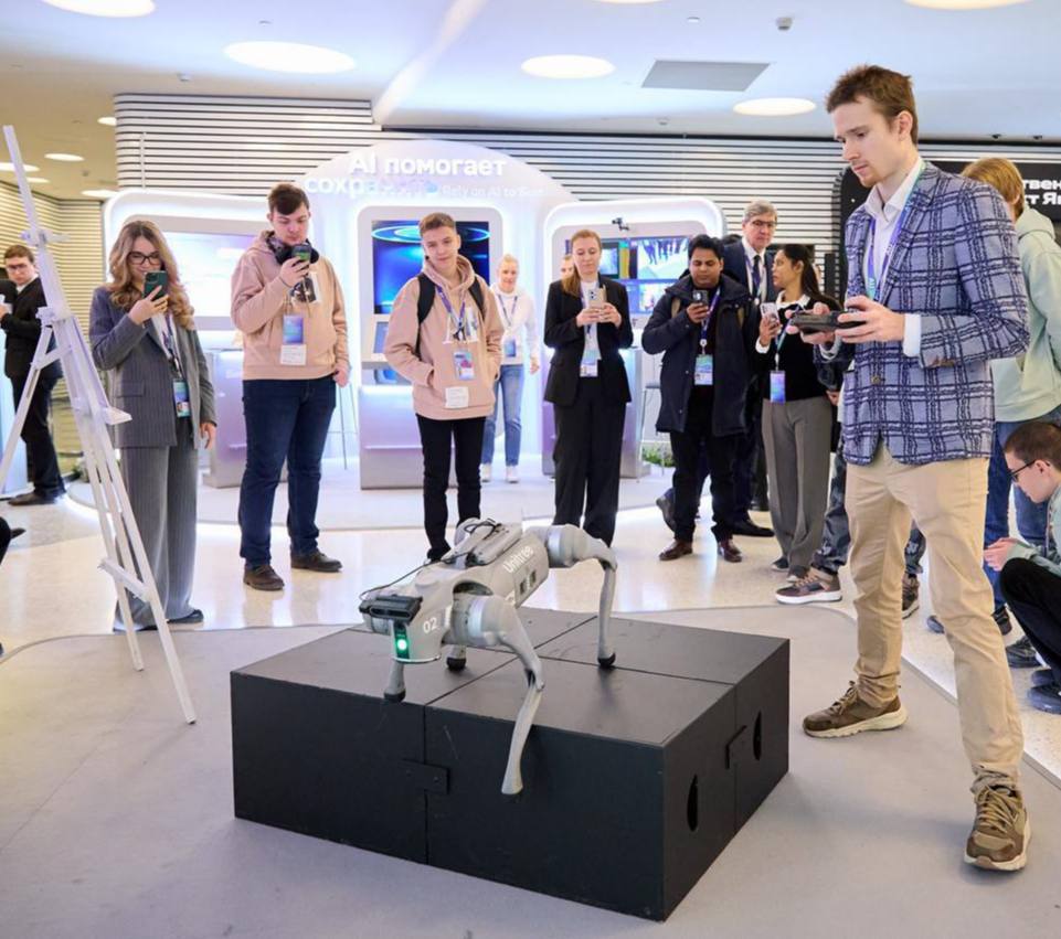 Конференция AI Journey по ИИ в этом году пройдет в свой юбилейный десятый раз — и снова станет главной площадкой для исследователей, разработчиков и технологических компаний со всего мира. Александр Ведяхин, первый зампред правления Сбера, пригласил зарубежных участников ПМЭФ также присоединиться к программе: «Как председатель оргкомитета AI Journey я уверен, что в этом году конференция еще больше повысит свой авторитет». В центре внимания — практические разработки в области ИИ и их влияние на экономику, науку и повседневную жизнь. Ждут и премьеры: Сбер и партнёры готовят яркие технологические анонсы. Прошлая AI Journey объединила экспертов из 19 стран и стала площадкой для запуска Международного альянса по ИИ. В этом году научный трек усиливают, а формат расширяют.