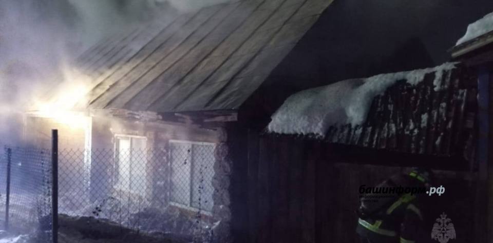 В Башкирии мальчик спас из горящего дома младшего брата Во время пожара в частном секторе Белорецка он не растерялся взял братишку на руки и вынес на улицу до приезда пожарных Благодаря хладнокровию и быстрому действию детей удалось спасти никто не пострадал Это помогло избежать трагедии а пожар быстро потушили сотрудники МЧС