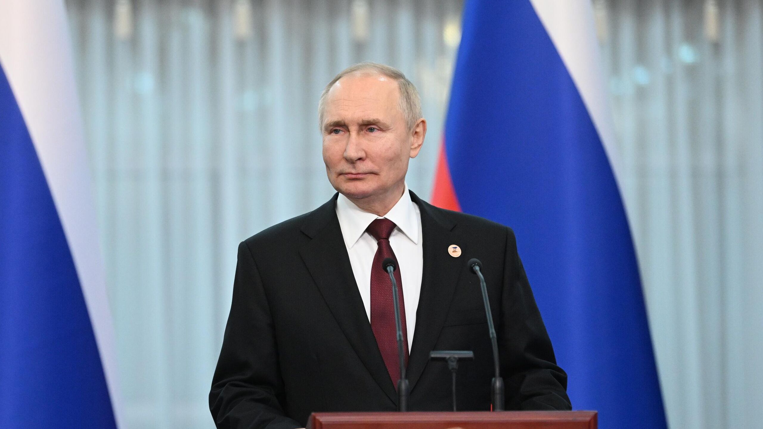 Президент России Владимир Путин пообщается с журналистами по итогам поездки в Киргизию сообщил помощник главы государства Юрий Ушаков Путин отправится 25 27 ноября с госвизитом в Киргизию где в том числе примет участие в саммите ОДКБ в Бишкеке По итогам поездки и участия в саммите ОДКБ будет выход к журналистам да По традиции в самом конце перед вылетом сказал Ушаков журналистам отвечая на соответствующий вопрос