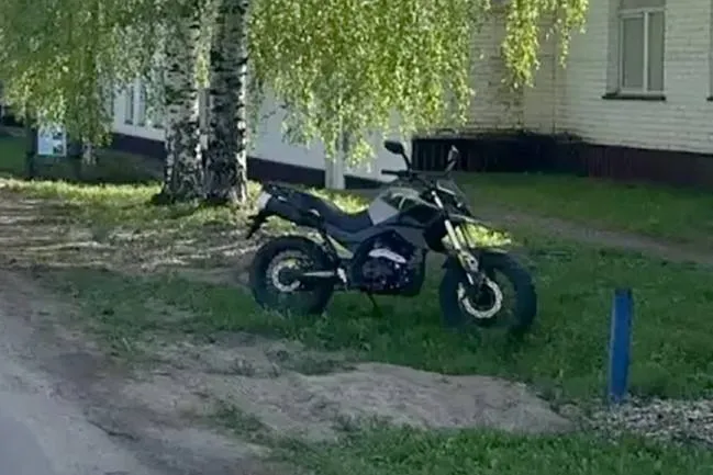 В Сольвычегодске 17 летняя девушка на мотоцикле сбила двух пенсионеров Авария случилась днём на улице Советской Водитель мотоцикла наехала на 63 летнего мужчину и 72 летнюю женщину Они шли по проезжей части навстречу движению хотя рядом был тротуар Оба пешехода в больнице с травмами Плюсом ко всему у девушки нет прав мотоцикл принадлежит отцу и не зарегистрирован в ГАИ  Подписаться на ПНГ Мы в MAX