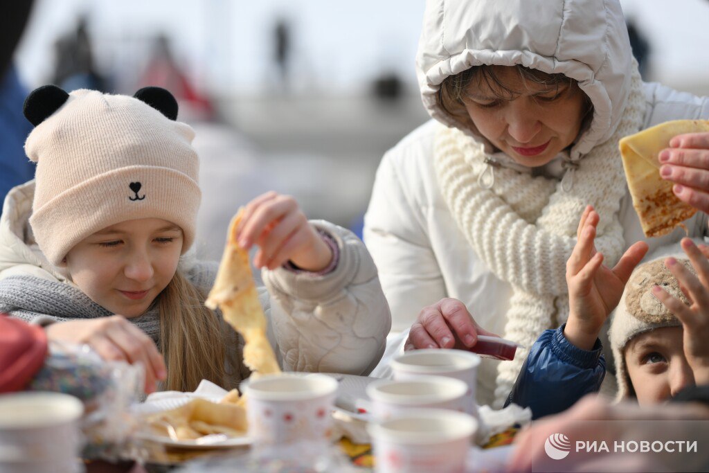 Со скольких лет детям можно есть блины рассказала врач Большинство педиатров и гастроэнтерологов сходятся во мнении что оптимальный возраст для первого знакомства с блинами от полутора до двух лет Однако некоторые специалисты называют более консервативный порог три года Подписаться на РИА Новости