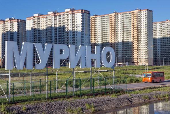 Жительница Мурино умерла после избиения пьяным сожителем Полицейские задержали 45-летнего гражданина Армении, который отправил сожительницу в больницу, где она скончалась. Кровавая драма развернулась в доме №57 на Шоссе в Лаврики. Как пишет портал 47news, вечером бригада скорой помощи была на вызове, когда к ней обратился мужчина и заявил, что «очень плохо» его сожительнице. Оказалось, что он избил её ещё утром, но не вызвал помощь, потому что был пьян. 44-летнюю потерпевшую госпитализировали, но спасти её не удалось. На мужчину завели уголовное дело по статье об умышленном причинении тяжкого вреда здоровью, повлекшем по неосторожности смерть потерпевшей.