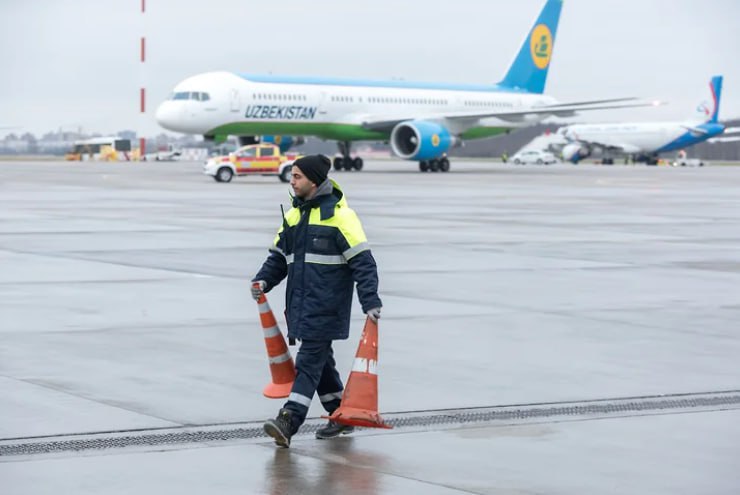 Uzbekistan Airways продлили полетную программу из Перми в Наманган Полетная программа из Перми в Наманган Узбекистан продлена до весны 2026 года. Как следует из расписания аэропорта Большое Савино, летающая по этому маршруту авиакомпания Uzbekistan Airways запланировала рейсы до 22 марта 2026 года. Полеты выполняются раз в неделю, по воскресеньям. Тип воздушного судна — Airbus 320. Uzbekistan Airways — государственная компания Республики Узбекистан. Флот перевозчика состоит из воздушных судов Boeing 787, 757, 767 и Airbus 320.