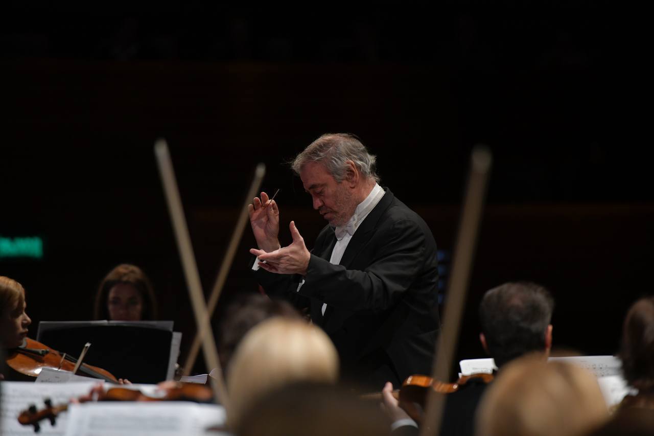 Валерий Гергиев Хор и Симфонический оркестр Мариинского театра дадут концерт памяти Родиона Щедрина в Санкт Петербургской филармонии 19 декабря в Большом зале Санкт Петербургской филармонии выступят Валерий Гергиев Хор и Симфонический оркестр Мариинского театра Концерт посвященный памяти выдающегося русского композитора Родиона Константиновича Щедрина пройдет в рамках XXV Международного зимнего фестиваля Площадь Искусств В программу памятного концерта вошли фрагменты русской литургии для хора а капелла Запечатленный ангел Щедрина Вдохновленное одноименным рассказом Николая Лескова это сочинение раскрывает идею нетленности художественной красоты магической возвышающей силы искусства Хоровое письмо в Запечатленном ангеле на редкость многообразно его истоки и в русском фольклоре и в русской богослужебной практике нескольких столетий и в музыкальном авангарде ХХ века Программу дополнит торжественная Восьмая симфония Брукнера наиболее грандиозное творение великого австрийского композитора Площадь Искусств один из крупнейших российских музыкальных проектов основанный Юрием Темиркановым в 1999 м Ежегодно фестиваль собирает звезд классической музыки и ведущие российские коллективы Юбилейный XXV Международный зимний фестиваль Площадь Искусств проходит с 13 по 25 декабря