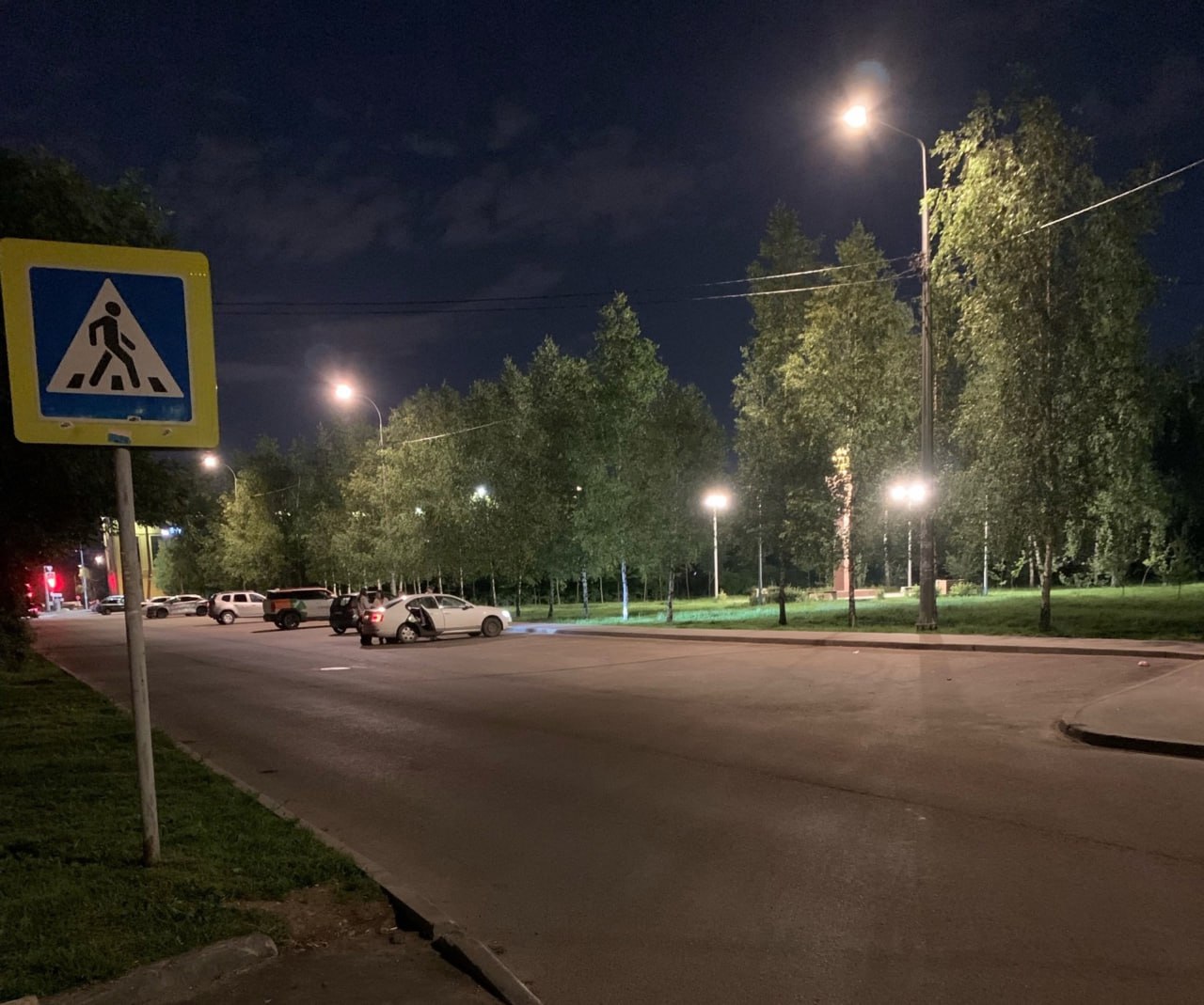 Опасные пешеходные переходы  Жители близлежащих домов отмечают на ул. Некрасова небезопасный, по их мнению, пешеходный переход. Здесь после укладки асфальта уже год прошел, ни зебры, ни лежачих полицейских нет. Перекрёсток здесь с острым углом, водители плохо видят наличие здесь перехода, особенно не местные. Подписчица стала свидетелем наезда на девушку таксистом. Благо, все обошлось ссадиной на коленке.  Всё же это переход, где дети ходят в школу, в парк на аттракционы, он должен быть полностью оборудован и хорошо освещен!