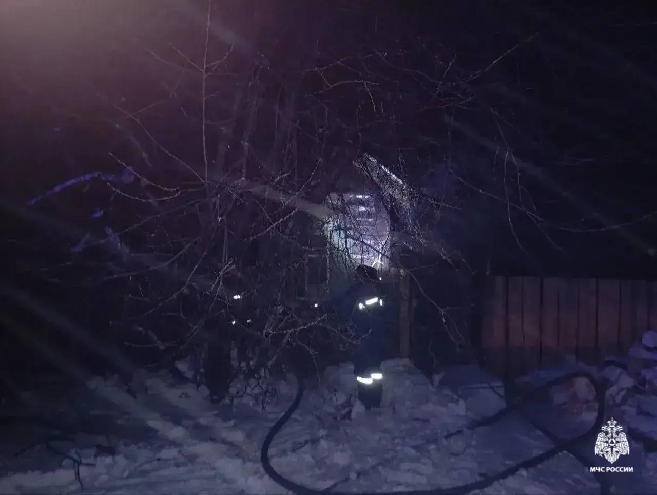 Пожар в Усть Баргузине унес жизнь женщины Сегодня ночью загорелся жилой дом 67 летний хозяин успел выбраться сам и был госпитализирован с ожогами При тушении спасатели нашли 68 летнюю женщину она погибла На месте работали 6 человек и 2 единицы техники Баргузинского отряда ГПС Площадь возгорания 39 м² Причины пожара выясняются Источник МЧС Республики Бурятия Канал Макс