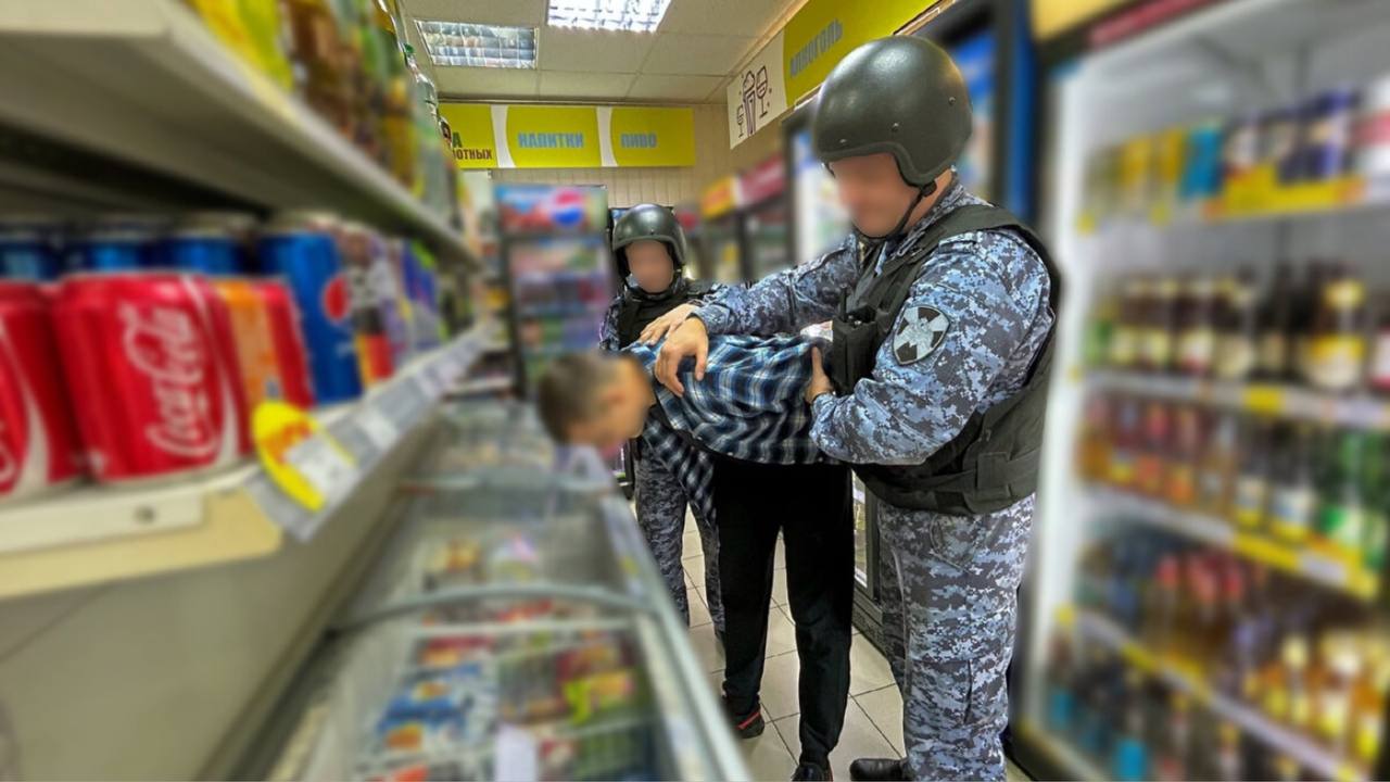 В Сочи мужчина крал из магазина орехи, помещая их в упаковку из-под овсянки  Так, 33-летний местный житель в течение нескольких дней в одном из сетевых магазинов дорогие товары. Он складывал их в упаковки из-под овсянки и оплачивал по заниженной стоимости.  О произошедшем сотрудники торговой точки узнали после просмотра записей с камер видеонаблюдения. Когда мужчина пришел в магазин в очередной раз, об этом сообщили в правоохранительные органы. Прибывшие на место росгвардейцы остановили мужчину около кассы самообслуживания. В руках у него была упаковка из-под овсянки, внутри которой находились орехи — фисташки и кешью.  Для дальнейшего разбирательства нарушителя передали полицейским, сообщает пресс-служба ГУ Росгвардии по краю.    Подписаться   Поделиться