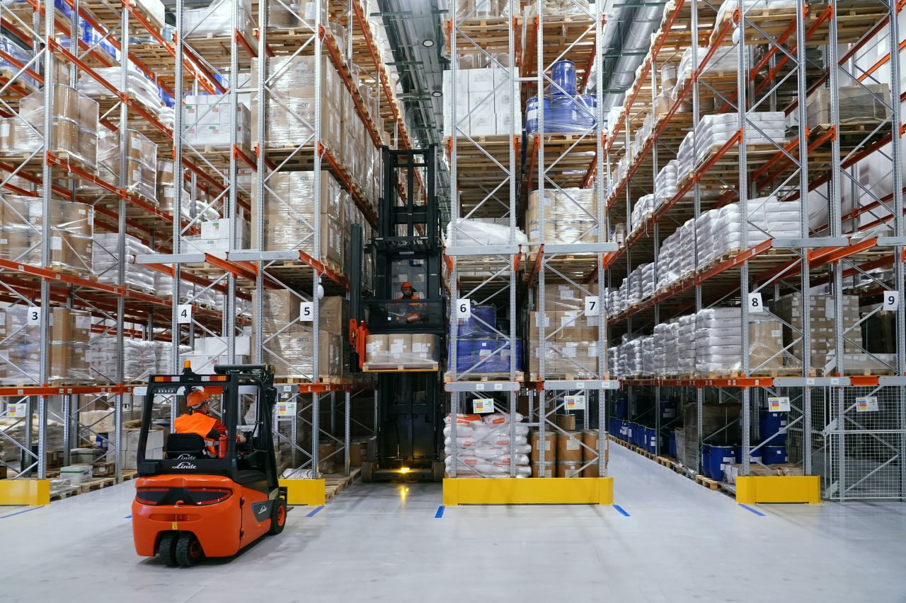 Территория опережающего развития в Хабаровском крае будет расширена К ТОР Хабаровск будут присоединены земельные участки общей площадью более 2 2 тыс га на которых планируется разместить склады для хранения продукции Решение позволит реализовать ряд инвестиционных проектов Продолжится строительство горно обогатительного комбината на базе Правоурмийского оловорудного месторождения Объем инвестиций в проект составит более 7 5 млрд рублей Его реализация позволит создать 440 новых рабочих мест Также планируется завершить к 2030 году модернизацию Солнечной обогатительной фабрики Вложения инвестора превысят 7 млрд рублей На обновленной фабрике будет создано более 850 новых рабочих мест Подписаться на Правительство России в MAX