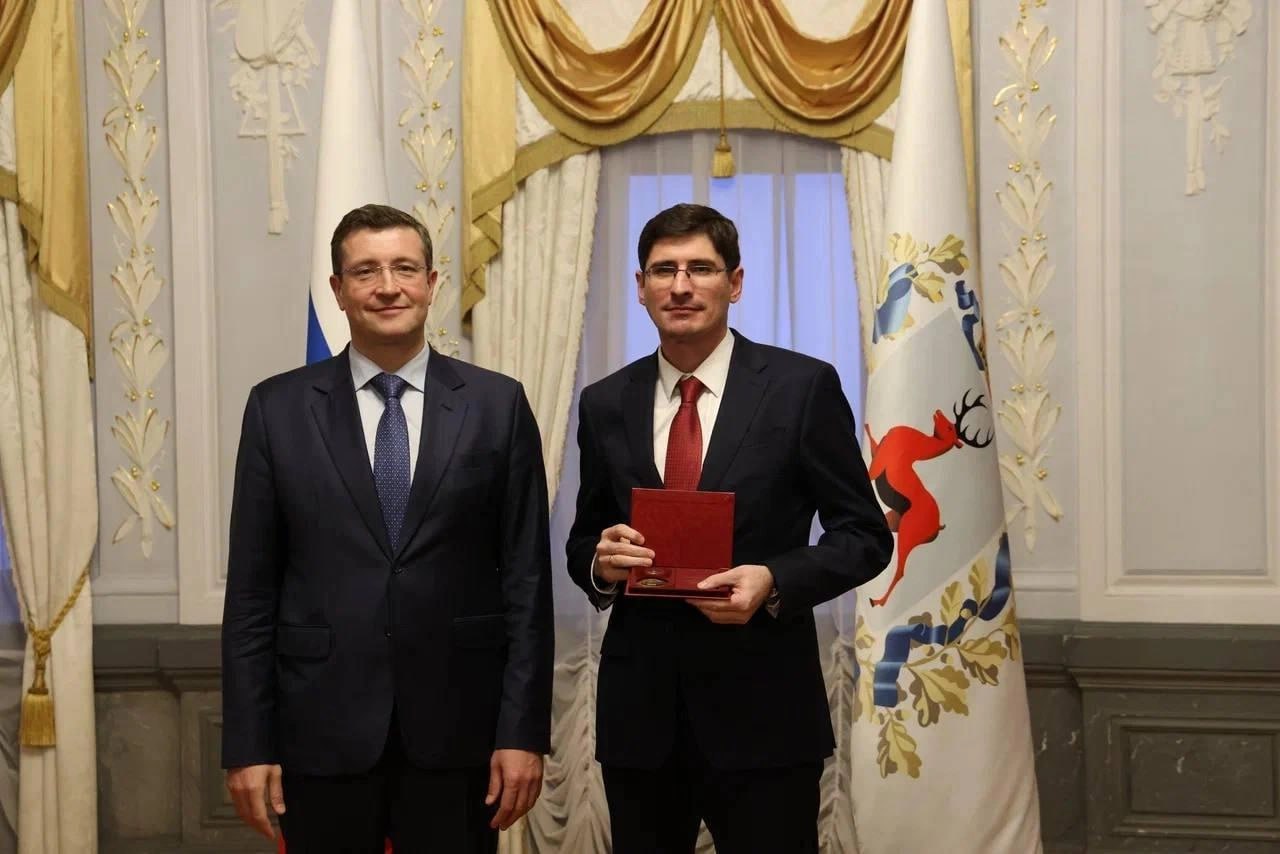 Бывший замгубернатора Андрей Саносян занял пост председателя совета директоров управляющей компании ООО Норкем На новом месте он будет курировать стратегическое развитие предприятий холдинга В правительстве Нижегородской области Саносян координировал блок реального сектора экономики По словам Глеба Никитина совместными усилиями регион поднялся на второе место в национальном рейтинге состояния инвестклимата в 2018 году он занимал 70 ю строчку Предложи новость Подпишись на МАХ