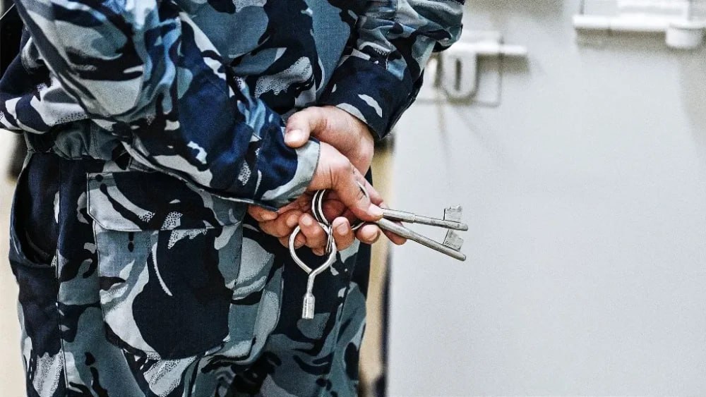 Начальник исправительной колонии в Советской Гавани сделал заключенного своим личным помощником С октября по декабрь 2023 года бывший начальник исправительной колонии расположенной в Советской Гавани решил сэкономить на курьерских услугах нагрузив работой одного из осужденных Начальник колонии давал осужденному проживающему за пределами участка колонии поселения различные указания купить и доставить что либо а также приказывал возить его на личном автомобиле Превысившего свои должностные полномочия начальника приговорили к 3 5 годам лишения свободы условно с испытательным сроком 3 года   Будь в курсе событий везде ОК VK MAX