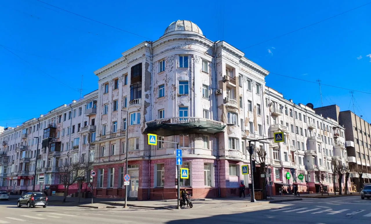 Когда отремонтируют два самых проблемных дома в центре В Красноярске почти год не могли найти подрядчиков для ремонта дома на Мира 85 на фото Сейчас в Фонде капремонта сообщили ПМ что заключили договор с фирмой Пика которая имеет лицензию на работы с объектами культурного наследия Фирма должна отремонтировать крышу и фасад здания Ремонт крыши должны завершить до 1 сентября 2026 года А ремонт фасада пройдёт в два этапа первый с июля 2026 по ноябрь 2026 второй с апреля 2027 по сентябрь 2027 сообщили в Фонде Также прояснилась судьба фасада на Горького 10 где пару лет назад кусок штукатурки упал и пробил череп пенсионерке Для подготовки к 400 летию Красноярска ремонт сделают за счёт городского бюджета В департаменте горхозяйства нам уточнили что управляющая компания дома подаст заявку на субсидию Получив средства УК наймёт подрядчика и организует работы