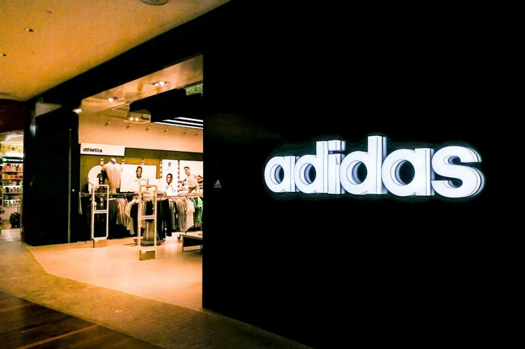 Adidas получил миллиардную прибыль в России несмотря на уход с рынка Российская структура ООО Адидас по итогам 2025 года впервые с момента ухода бренда с локального рынка вышла в прибыль заработав 2 2 млрд рублей при росте выручки на 20 до 3 9 млрд рублей Как следует из отчетности компании прибыль сформировалась в основном за счет процентных доходов по банковским вкладам kvadratnymaster   max ru kvadratnymaster Фото mail