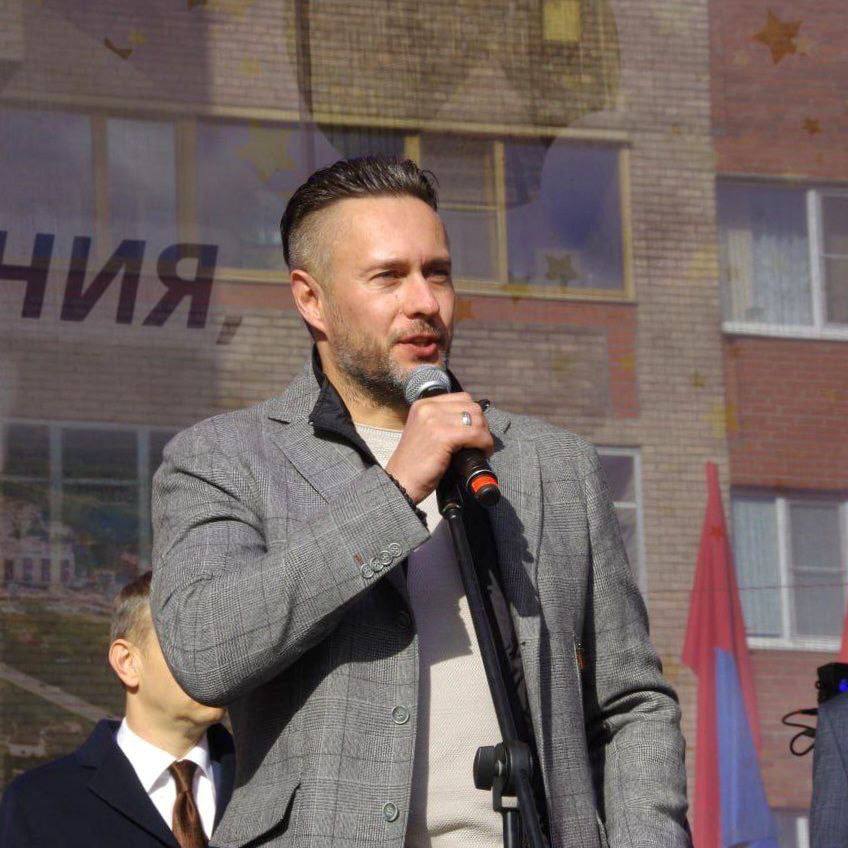 Губернатор Александр Дрозденко на большом аппарате в правительстве Ленобласти представил нового председателя комитета по ЖКХ Им стал Денис Беляев который до этого возглавлял комитет государственного жилищного надзора и контроля Ленинградской области Представляю наших коллег членов боевого коллектива Команды47 Вы все их прекрасно знаете они уже работают в нашей команде деловые качества проверены временем подчеркнул глава региона