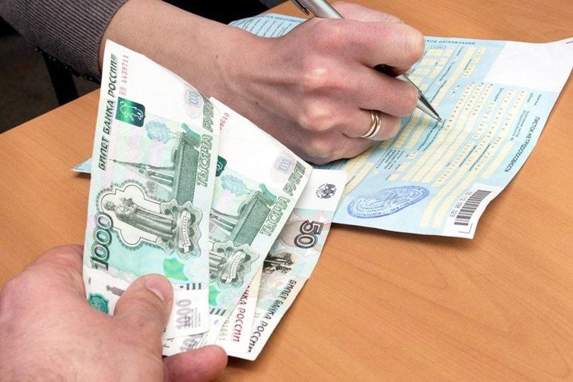 В Иркутске вынесен приговор по делу о взятках за фальшивые медсправки. Свердловский райсуд Иркутска вынес приговор троим фигурантам дела о получении крупных взяток ч. 5 ст. 290 УК РФ . Обвиняемые: начальник МТО военного госпиталя, врач-невролог областной больницы, уборщик отделения хирургии той же больницы. Они изготавливали поддельные медицинские заключения о несуществующих заболеваниях для призывников и военнослужащих, обеспечивая отсрочку или освобождение от службы, за взятки. Приговор: 1. Начальник МТО: 4 года колонии строгого режима + штраф 800 тыс. руб. 2. Врач-невролог: 11 лет колонии строгого режима + штраф 1,5 млн руб. + лишение права заниматься неврологией 5 лет. 3. Уборщик: 5 лет колонии строгого режима + штраф 1 млн руб. Суд также конфисковал в доход государства более 2,5 млн рублей сумма взяток , взысканных с осужденных солидарно. Приговор не вступил в силу. Подпишитесь на «Иркутск политический»
