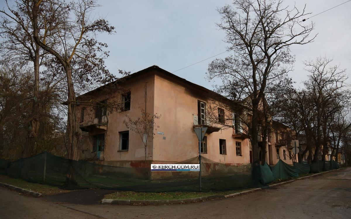 На улице Голощапова сносят дом  фото   Дом 1953 года постройки был признан аварийным и стоял расселенным с 2020 года. Городской бюджет наконец нашел деньги на снос двухэтажного здания. По информации подрядчика, сегодня демонтируют крышу, а завтра разрушат стены и начнут вывозить мусор с площадки.  далее тут:     KERCH.COM.RU