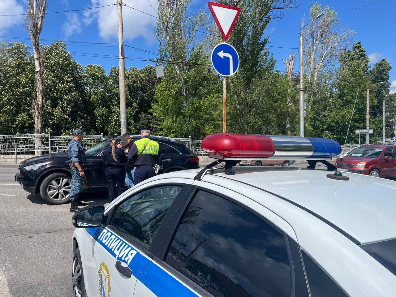 У жителя Крыма выявили крупную задолженность по штрафу 57-летнего жителя остановили для плановой проверки документов. Выяснилось, что у мужчины 33 неоплаченных штрафа на общую сумму 26 800 рублей. Помимо этого у него был выявлен задолженный исполнительский сбор в размере 33 000 рублей. Госавтоинспекция передала информацию судебным приставам для дальнейших мер. Фото: Госавтоинспекция Севастополя Вести Севастополь