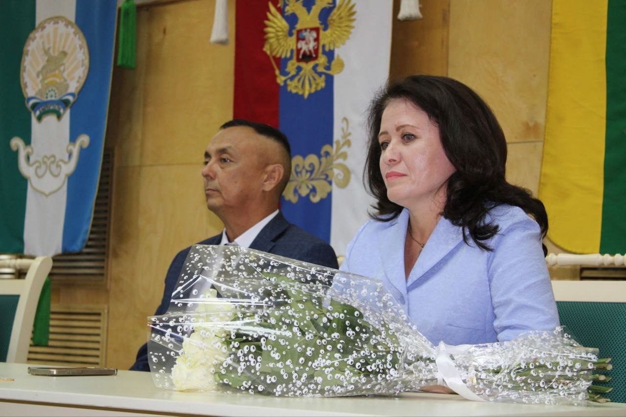 В Куюргазинском районе Башкирии новый глава. Им стала Лира Терегулова, до этого заместитель этого же муниципального образования по социальным вопросам. Теперь уже экс-глава района Юлай Ильясов недавно покинул кресло в Ермолаево по собственному желанию и трудится теперь на руководящей должности в одной из структур "Роснефти" в Красноярске