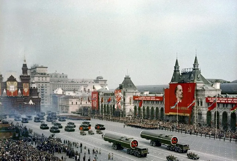 Дата 26 апреля В этот день в 1965 году был принят указ согласно которому 9 мая в СССР вновь стал нерабочим днем Еще раньше приняли решение о проведении на Красной площади в День Победы парада Парад Победы на Красной площади в Москве состоялся 24 июня 1945 года Им командовал Маршал Советского Союза Константин Рокоссовский принимал парад заместитель Верховного главно командующего Маршал Советского Союза Георгий Жуков Второй парад посвященный Победе в Великой Отечественной вой не состоялся 9 мая 1965 года Тогда по Красной площади впервые пронесли Знамя Победы Знаменосцем был Герой СССР полковник Константин Самсонов ассистентами Герои СССР сержант Михаил Егоров и старший сержант Мелитон Кантария которые 1 мая 1945 года водрузили стяг над Рейхс тагом Почти треть участников шествия составляли ветераны Великой Отечественной войны Подписывайтесь XPRESS BY TikTok xpress by