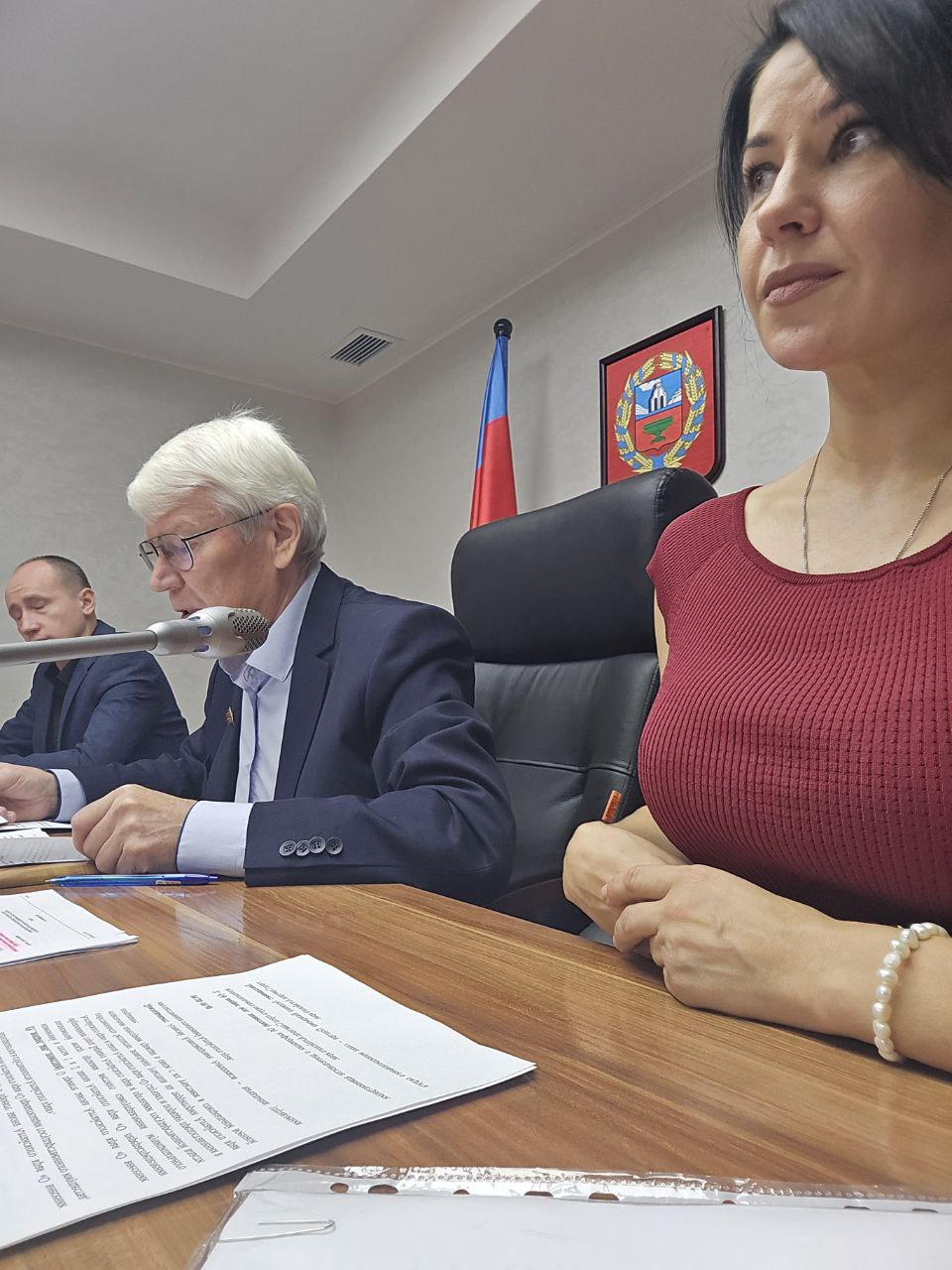 Власти региона нашли способ борьбы с инициативностью населения на местах Сегодня руководитель одного из направлений внутренней политики Правительства Алтайского края озвучил поправки после принятия которых для проведения публичных слушаний вводится необходимость сбора подписей В общем для жителей Алтайского края теперь кандидатом в Президенты РФ выдвинуться легче чем в нашем регионе быть услышанным властью Это реакция на активное участие населения в публичных слушаниях в нескольких районах Алтайского края результатом которых стала заморозка повсеместного упразднения сельских советов Фракция КПРФ выступает категорически против таких барьеров для жителей Алтайского края в проявлении своей гражданской активности