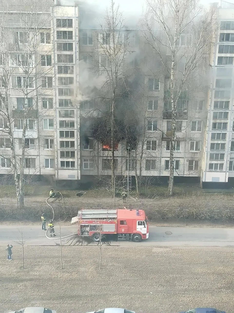 На пожаре в Калининском районе погибла женщина 12 апреля в 07 55 поступило сообщение о пожаре на проспекте Мечникова 10 В трёхкомнатной квартире в комнате площадью 10 кв метров происходило горение обстановки по всей площади В 08 37 пожар ликвидирован Из опасной зоны эвакуированы 20 человек К ликвидации пожара привлекалось от МЧС 4 единицы техники и 17 человек личного состава В результате пожара погибла женщина 1945 года рождения GradSPb в MAX подпишись
