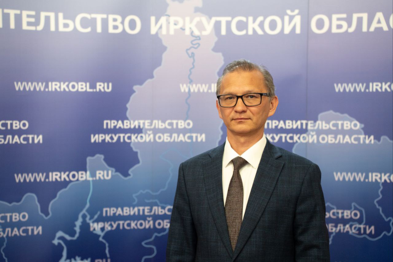Бывший вице мэр Иркутска возглавил областное правительство Бывший заместитель мэра Иркутска Андрей Южаков назначен исполняющим обязанности председателя правительства Иркутской области Соответствующая информация опубликована на официальном сайте регионального правительства В мае 2025 года он был назначен заместителем председателя правительства региона Фото официальный сайт облправительства   IrkutskMedia Прислать новость