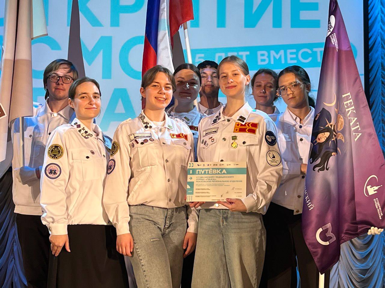 В Кузбассе стартовал Всероссийский студенческий медицинский отряд «Атлант» Более 80 студентов-медиков из разных регионов России начали работу в больницах Кузбасса. Торжественное открытие состоялось на двух площадках: в арт-пространстве «60 лет студенческим отрядам Кузбасса» и в Новокузнецкой городской клинической больнице №1 им. Г.П. Курбатова. «Проект не только помогает решить проблему кадрового дефицита в медицинских учреждениях, но и предоставляет студентам уникальную возможность для профессионального развития и приобретения ценного опыта. Желаю всем участникам успешной работы и новых достижений», — отметил глава региона Илья Середюк. Студенты будут работать в медицинских учреждениях Кемерова и Новокузнецка в качестве среднего и младшего медицинского персонала. За два месяца участники проекта пройдут стажировку в отделениях Новокузнецкой городской клинической больницы № 1 им. Г.П. Курбатова, Кузбасской областной детской клинической больницы им. Ю.А. Атаманова и Клинического кардиологического диспансера им. академика Л.С. Барбараша.