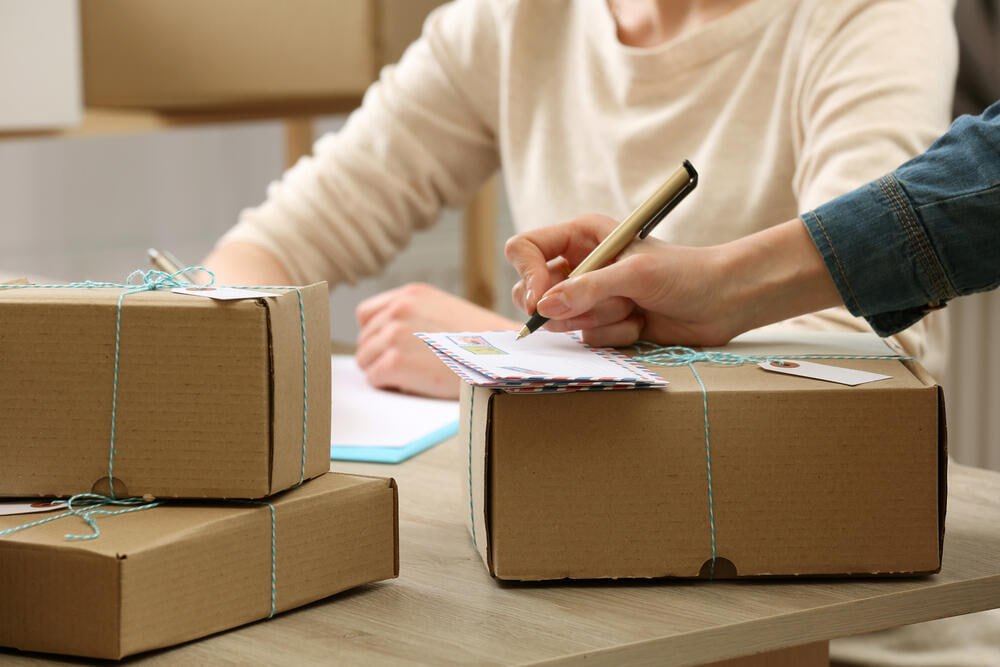 В Узбекистане пересмотрят лимиты на ввоз товаров для личного пользования Нормы беспошлинного ввоза товаров для личных нужд будут полностью пересмотрены Ранее с 1 мая этого года эти нормы были резко сокращены Пересмотр также может коснуться правила о беспошлинном ввозе бытовой техники только один раз в 6 месяцев В Узбекистане будут полностью пересмотрены нормы беспошлинного ввоза товаров для личных нужд ввозимых в республику Это указано в подписанном 25 ноября Указе президента О ликвидации пробелов в законодательстве и снижении бремени регулирования Указ был разработан Министерством юстиции и поручение касающееся беспошлинных лимитов содержится в дорожной карте утверждённой этим указом Таким образом ограничения ужесточённые постановлением Кабинета министров от 19 апреля 2025 года могут быть изменены Согласно этому постановлению с 1 мая текущего года нормы беспошлинного ввоза товаров для личных нужд гражданами были установлены следующим образом воздушным транспортом 1000 долларов до 1 мая было 2000 долларов железнодорожным и речным транспортом 500 долларов до 1 мая было 1000 долларов через автомобильные пешеходные пункты пропуска 300 долларов осталось без изменений через международные курьерские отправления 200 долларов в месяц до 1 мая было 1000 долларов в квартал через международные почтовые отправления 100 долларов осталось без изменений Кроме того с 20 июля при ввозе товаров в неторговых целях через железнодорожные и автомобильные пункты пропуска лицами находившимися в иностранном государстве менее 2 дней а воздушным транспортом менее 3 дней нормы беспошлинного ввоза не применяются Таким образом граждане выезжавшие за границу на 1 2 дня вынуждены платить пошлину за ввозимую для себя вещь независимо от её стоимости Отметим что на основании другого правительственного постановления действующего с 2018 года для лиц прибывающих в Узбекистан пешком на автомобиле или по железной дороге также продолжают действовать количественные ограничения на ввоз бытовой техники компьютеров и кухонной утвари Согласно ему холодильник или кондиционер можно ввезти беспошлинно один раз в 6 месяцев Эта норма была введена в 2018 году в количестве одного раза в месяц но вскоре ограничение было ужесточено и установлено как один раз в 6 месяцев Telegram Facebook Instagram LinkedIn