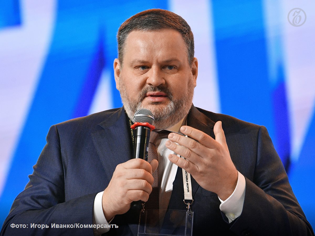 Кадровый дефицит в экономике не станет причиной для нового повышения пенсионного возраста Об этом заявил в интервью журналу Эксперт министр труда и соцзащиты Антон Котяков Никаких планов по пересмотру пенсионного возраста у нас нет подчеркнул он По словам министра основной резерв для рынка труда молодежь 18 27 лет При этом старшее поколение остается ценнейшим активом для компаний отметил он Ранее Институт комплексных стратегических исследований указывал что повышение пенсионного возраста смягчило дефицит рабочей силы Для его дальнейшего сокращения эксперты видят потенциал в автоматизации и программах наставничества Подписывайтесь на Ъ в Telegram в MAX Оставляйте бусты