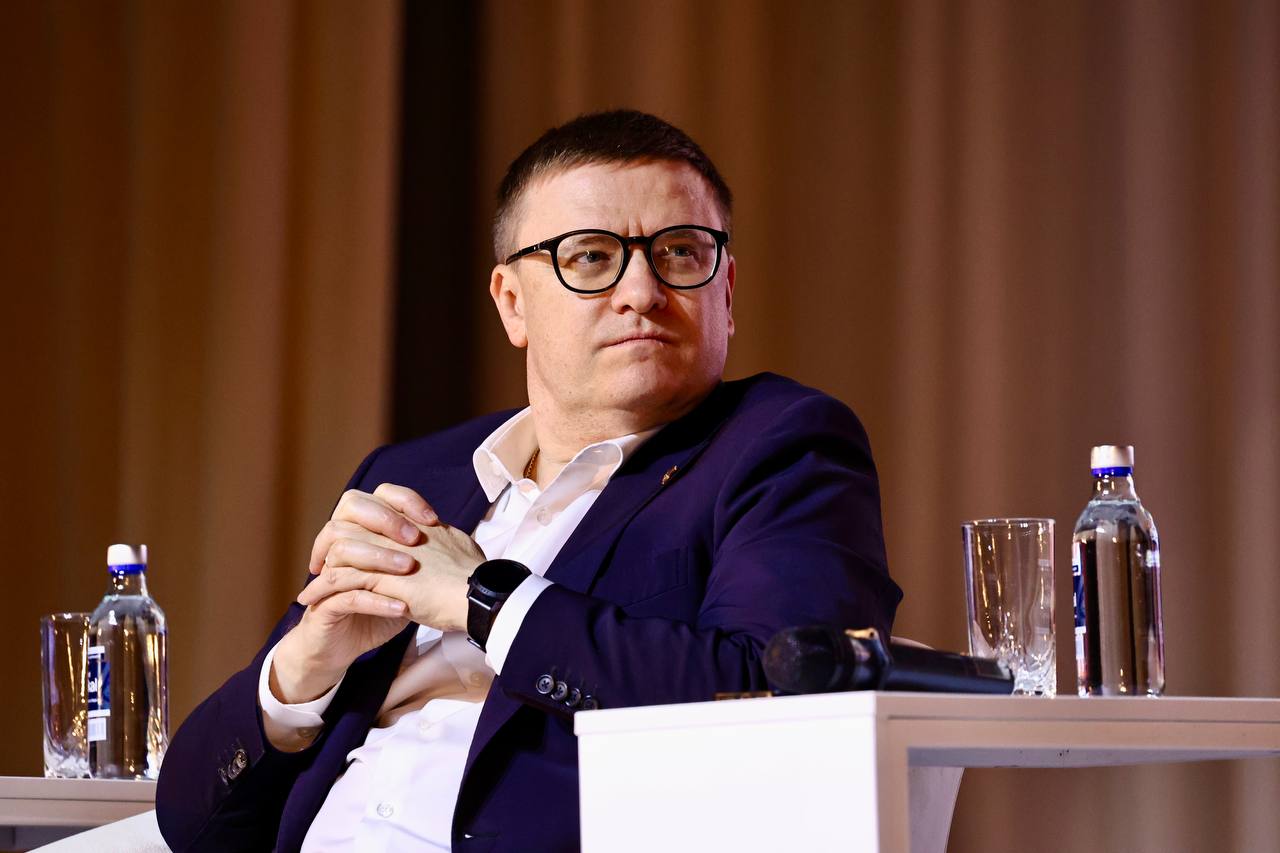 Алексея Текслера признали лучшим губернатором экологом года Мэра Москвы Сергея Собянина и губернатора Челябинской области Алексея Текслера признали лучшими в сфере экологии среди глав регионов Они стали лауреатами экологической премии журнала Экоград получив почетное звание Губернатор эколог года Сергея Собянина и Алексея Текслера выдвинул в качестве кандидатов на звание председатель комитета Госдумы по экологии природным ресурсам и охране окружающей среды Дмитрий Кобылкин Мэра столицы России отметили премией за активное развитие в Москве метрополитена Алексею Текслеру присвоено звание Губернатор эколог года за успешное исполнение федерального проекта Чистый воздух и проведение всероссийского Детского экологического форума уточнил главный редактор журнала Игорь Панарин Выборщики отметили что глава Челябинской области держит на особом контроле исполнение этого проекта За пять лет количество выбросов в Челябинске сократилось на 43 это лучший показатель среди городов